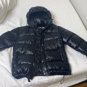 Aritzia TNA super puff in shiny black size small (fits small and medium)